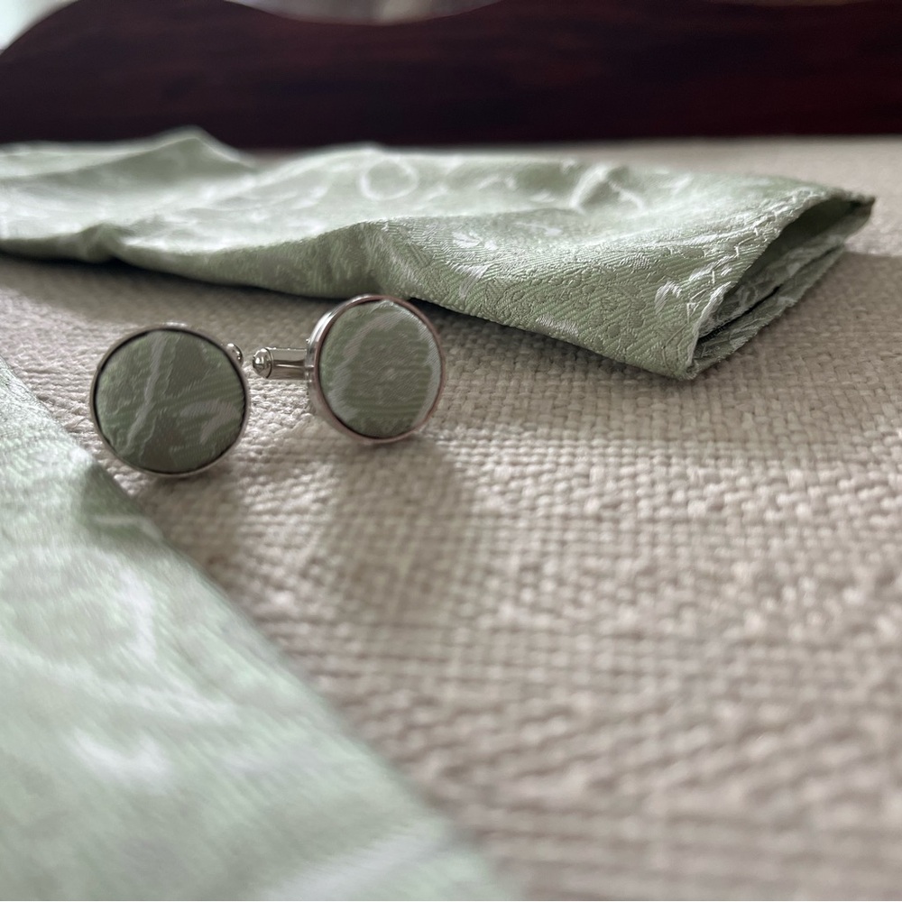 Elegant Green Tie with Sophisticated Design